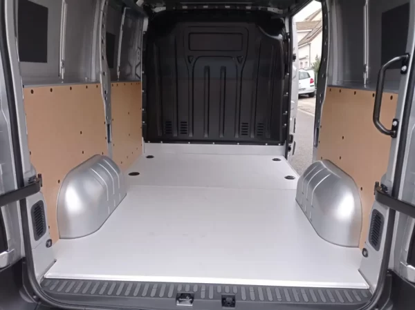 "Plancher bois Master L1 gris antidérapant parfaitement posé dans un camion Renault Master."