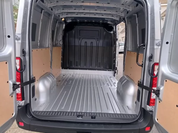 "Plancher bois Master L1 prêt à être posé dans un camion Renault Master, montrant le plancher initial non installé."