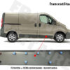 Moulure latérale montée sur une porte avant droite de Renault Trafic II, montrant une finition parfaite et esthétique.